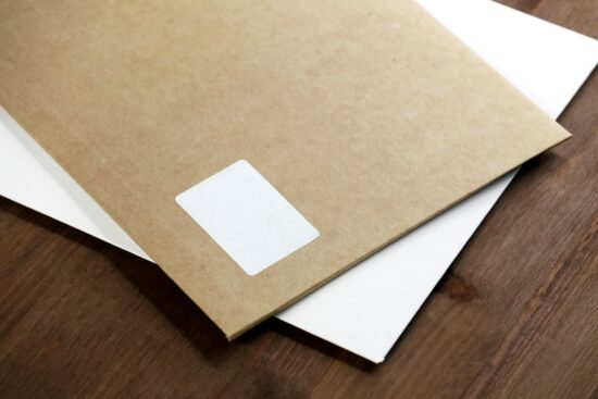Bruine enveloppe